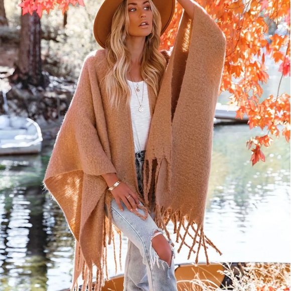 LIYANA SOFT FRINGE PONCHO - Picture 2 of 9